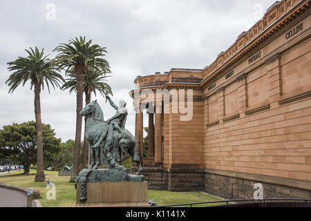 SYDNEY, NSW, Australien - NOVEMBER 19,2016: Statue und Steinfassade der Art Gallery von New South Wales mit Palmen in Sydney, Australien. Stockfoto