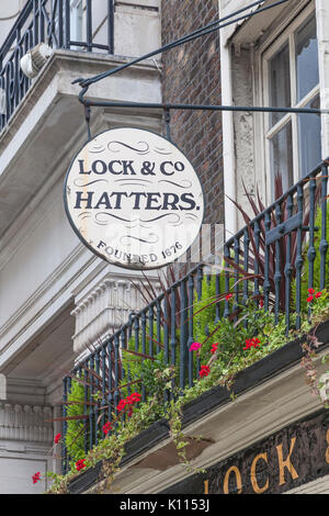 London, St James's, der gefeierte Sperren & Co Hatters im St James's Street Stockfoto