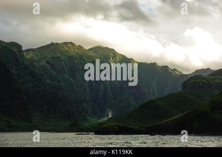 Blick in Richtung der Hakaui Vaipo Wasserfall im Tal von Nuku Hiva, Marquesas, Französisch Polynesien Stockfoto