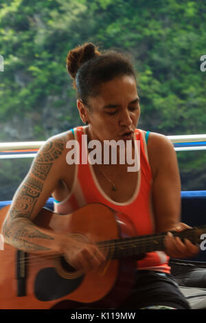 Die traditionelle Sänger aus Dorf Hapatoni auf tahuata Insel der Marquesas von Französisch Polynesien, zeigen ihre Tattoos Stockfoto