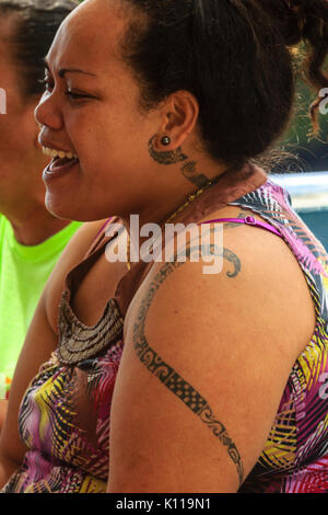 Die traditionelle Sänger aus Dorf Hapatoni auf tahuata Insel der Marquesas von Französisch Polynesien, zeigen ihre Tattoos Stockfoto