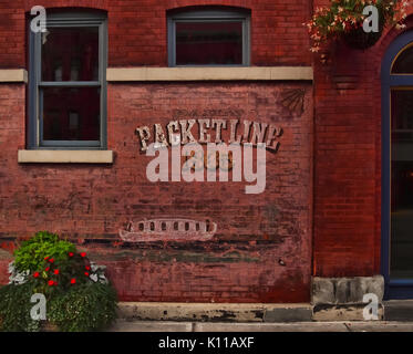 Hamilton, New York, USA. August 12, 2017. Alte und verwitterte, Zeichen, circa 1865, auf einem brickwall entlang der Route der alten Chenango canal, die einmal r Stockfoto