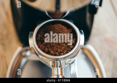 Frisch gemahlenen Kaffeebohnen im portafilter Stockfoto