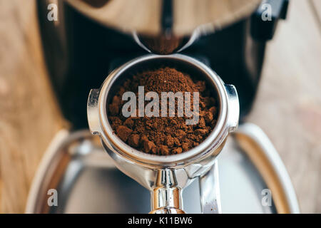 Frisch gemahlenen Kaffeebohnen im portafilter Stockfoto