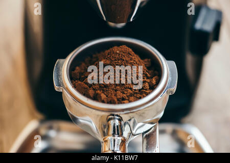 Frisch gemahlenen Kaffeebohnen im portafilter Stockfoto