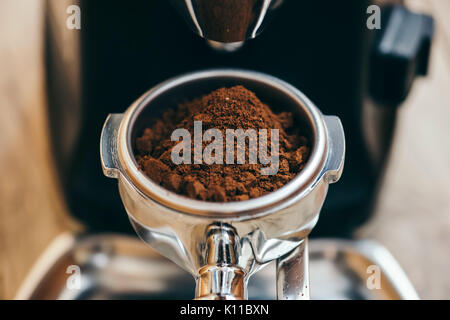 Frisch gemahlenen Kaffeebohnen im portafilter Stockfoto