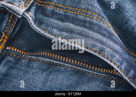 Nahaufnahme der blauen Jeans mit praktischem Reißverschluss. Makroaufnahme. Stockfoto