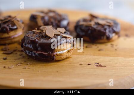 Zimt und Marshmallow sandwich Cookies durch Schokolade aufgefüllt Stockfoto