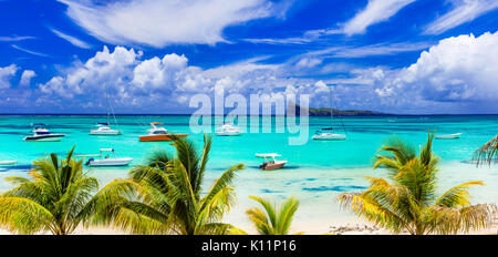 Entspannende schöne Strand in Cap Malheureux mit Segelbooten in Mauritius Stockfoto
