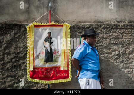 Congada oder congado ist eine afro-brasilianische kulturelle und religiöse Manifestation. Sehr alte folguedo, es stellt ein dramatisches Ballett mit Gesang und Musik Stockfoto