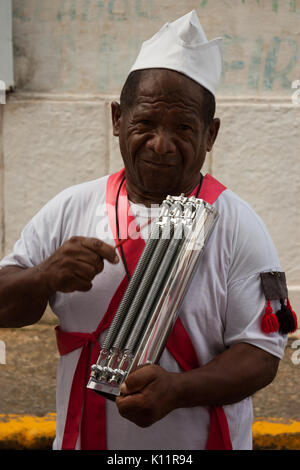 Congada oder congado ist eine afro-brasilianische kulturelle und religiöse Manifestation. Sehr alte folguedo, es stellt ein dramatisches Ballett mit Gesang und Musik Stockfoto