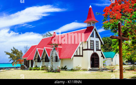 Traditionelle katholische Rote Kirche in der Nähe der Strand in Mauritius Insel. Beliebte touristische Attraktion Stockfoto