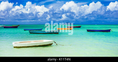 Azurblaue Meer und Fischerboot in Mauritius. Stockfoto