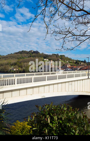 Brücke über den Fluss Lot Saint-Sylvestre-sur-Lot, Lot-et-Garonne, Frankreich. Auf der anderen Seite des Flusses ist die Kirche auf dem Hügel an der Penne d'Agenais. Stockfoto