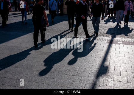Die Schatten von Menschen zu Fuß auf der O'Connell Street in Dublin. Irland Stockfoto