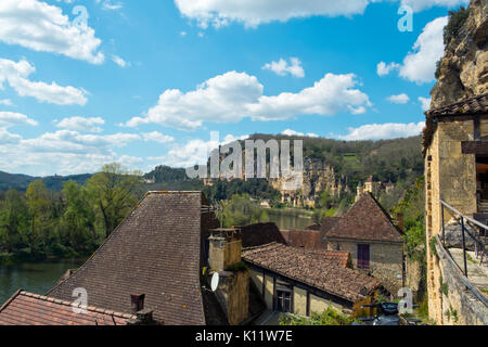 Ausblick über die Dächer der malerischen La Roque-Gageac unter dem Felsen neben dem Fluss Dordogne in der Dordogne, Nouvelle Aquitaine, Frankreich Stockfoto