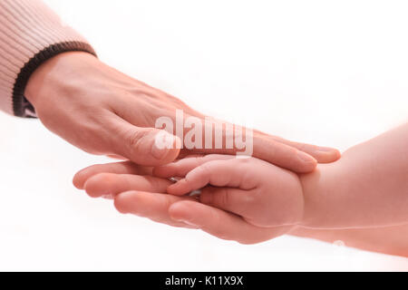 Vater und Mutter, neugeborenes Baby. Die Familie Kinder Hände Stockfoto