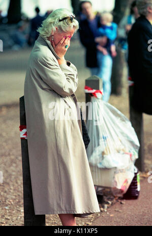 London, UK, 6. September, 1997. Begräbnis von Diana, der Prinzessin von Wales. Eine trauernde Frau ist dargestellt in der Mall nach Unfalltod von Prinzessin Diana trauerzuges vorbei. Stockfoto