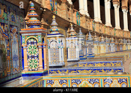 Der geflieste Wände der Plaza de Espana (Spanien) in Sevilla, Andalusien, Spanien Stockfoto