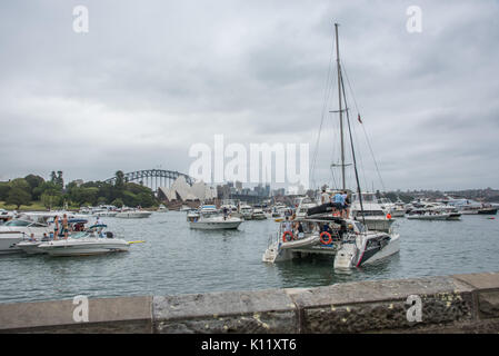 SYDNEY, NSW, Australien - NOVEMBER 19,2016: Nautische Schiffe und Zuschauer in Farm Cove während der Plot Music Festival in Sydney, Australien 2016 Stockfoto