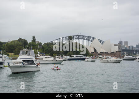 SYDNEY, NSW, Australien - NOVEMBER 19,2016: Boote und Zuschauer in Farm Cove während der Plot Konzert 2016 mit Blick auf die Wahrzeichen von Sydney, Australien Stockfoto