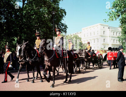 London, UK, 6. September, 1997. Begräbnis von Diana, der Prinzessin von Wales. Princess Diana's Sarg drapiert mit dem Royal Standard gezeigt wird auf eine Waffe die Beförderung durch acht Mitglieder der Welsh Guards begleitet als der Trauerzug macht es den Weg entlang der Horse Guards Road durchgeführt. Stockfoto