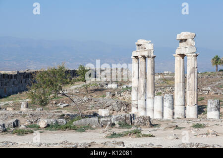 Säulen und Ruinen der antiken Stadt Hierapolis in der Nähe von Pamukkale, Türkei Stockfoto