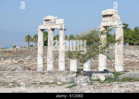 Säulen und Ruinen der antiken Stadt Hierapolis in der Nähe von Pamukkale, Türkei Stockfoto