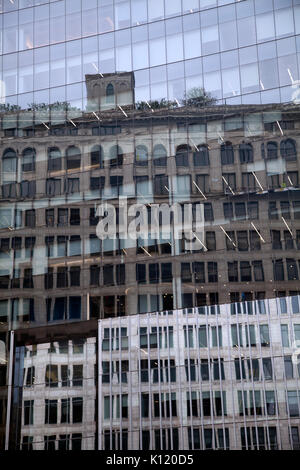 Reflexion von Gebäuden in Astor Place in New York - USA Stockfoto