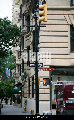 Schnittpunkt von E 68th Street und Madison Avenue in New York - USA Stockfoto