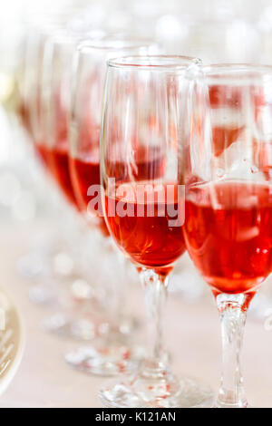 Viel Wein Gläser mit einem kühlen, köstliche Erdbeere Champagner Stockfoto