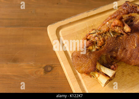 Schweinshaxe (deutsch knusprige Schweinshaxe) auf einem Schneidebrett Stockfoto