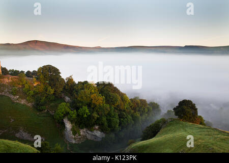 Höhle Dale; Misty Morning; Blick auf Mam Tor, Derbyshire, UK Stockfoto