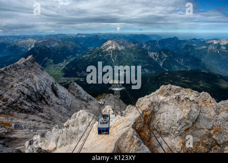 Die Tiroler Zugspitzbahn kommt auf dem Gipfel der Zugspitze auf der deutsch-österreichischen Grenze. Stockfoto