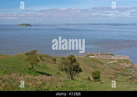 Blick über den Kanal von Bristol aus den Befestigungen auf Brean in Somerset, England. Diese abwehrmechanismen sind Teil der Palmerstons Unsinnigkeiten Stockfoto