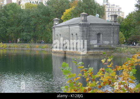 NY Central Park Reservoir und South Gate House Stockfoto