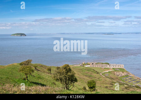 Blick über den Kanal von Bristol aus den Befestigungen auf Brean in Somerset, England. Diese abwehrmechanismen sind Teil der Palmerstons Unsinnigkeiten Stockfoto