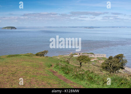 Blick über den Kanal von Bristol aus den Befestigungen auf Brean in Somerset, England. Diese abwehrmechanismen sind Teil der Palmerstons Unsinnigkeiten Stockfoto