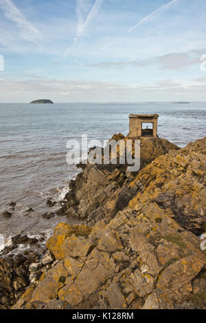 Blick über den Kanal von Bristol aus den Befestigungen auf Brean in Somerset, England. Diese abwehrmechanismen sind Teil der Palmerstons Unsinnigkeiten Stockfoto