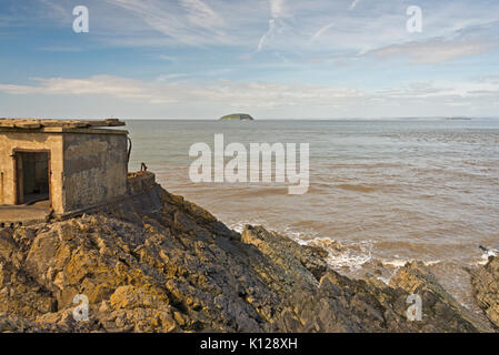 Blick über den Kanal von Bristol aus den Befestigungen auf Brean in Somerset, England. Diese abwehrmechanismen sind Teil der Palmerstons Unsinnigkeiten Stockfoto