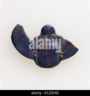 Amulett des geflügelten Skarabäus mit Falcon Kopf MET 17.194.2490 EGDP 015665 Stockfoto