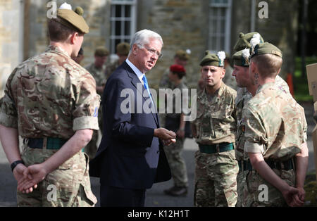 Verteidigungsminister Michael Fallon erfüllt die Mitglieder der zweiten Bataillon des Royal Regiment of Scotland (2 SCOTS), bei einem Besuch in Glencorse Kaserne in Penicuik Mid Lothian. Stockfoto