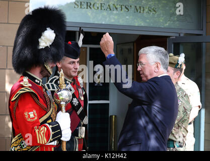 Verteidigungsminister Michael Fallon erfüllt die Mitglieder der zweiten Bataillon des Royal Regiment of Scotland (2 SCOTS), bei einem Besuch in Glencorse Kaserne in Penicuik Mid Lothian. Stockfoto