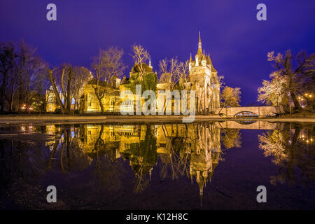 Budapest, Ungarn - Die schöne Burg Vajdahunyad mit Reflexion im Stadtpark von Budapest an der blauen Stunde Stockfoto