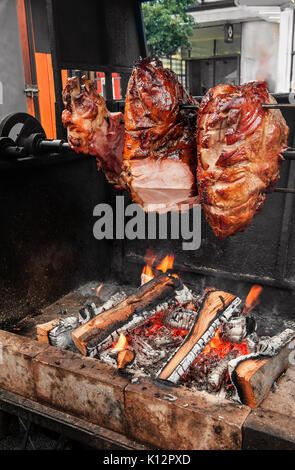 Spieß zum Kochen Braten Schaft in Prag an einem sonnigen Tag. Nationale Küche. Der Straße Essen. Stockfoto