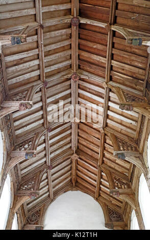 Ein Blick auf die Hammer-beam-Dach in der Kirche von St. Botolph an Banningham, Norfolk, England, Vereinigtes Königreich. Stockfoto