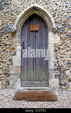 Die Priester Tür im Altarraum der Pfarrkirche St. Botolph an Banningham, Norfolk, England, Vereinigtes Königreich. Stockfoto