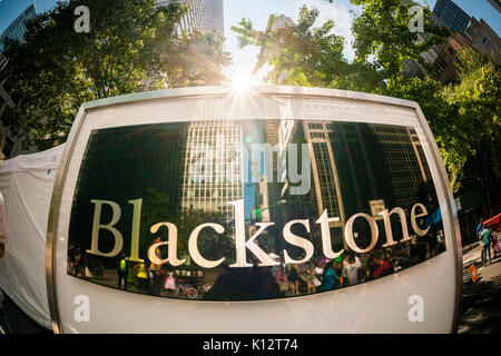 Die 'Tombstone' außerhalb von 345 Park Avenue in New York kündigt an, dass sie sich der NY Hauptsitz der Blackstone Finanzdienstleister, am Samstag, 19. August 2017. Blackstone ist weltweit einer der grössten Private-Equity-Investmentfirmen der Welt. (© Richard B. Levine) Stockfoto