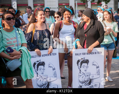 Mehrere hundert Frauen nehmen an der "Mädchen, die Code "Rallye in Union Square Park in New York am Dienstag, 22. August 2017. Durch Reshma Saujani die Gruppe versucht, die Kluft zwischen den Geschlechtern in der Technologie zu brechen durch die Einführung von jungen Frauen zu Tech gegründet. Die Rallye ist in der Feier des ersten Buches in eine 13 teilige Serie von Mädchen, die Code geschrieben und von Penguin veröffentlicht. (© Richard B. Levine) Stockfoto