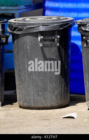 Ein Container ist ein Container für das temporäre Speichern von Müll und Abfall. Stockfoto